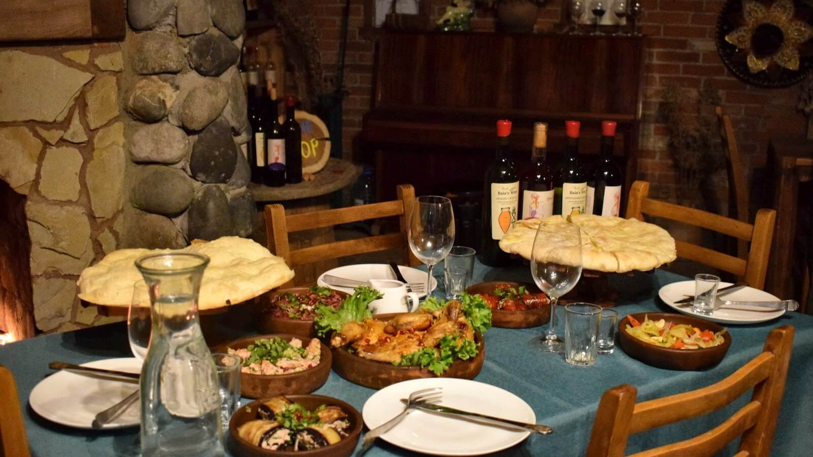 Georgische Tafel mit Chatschapuri, Badrijani und Spezialitäten beim Weingut Baia's Wine